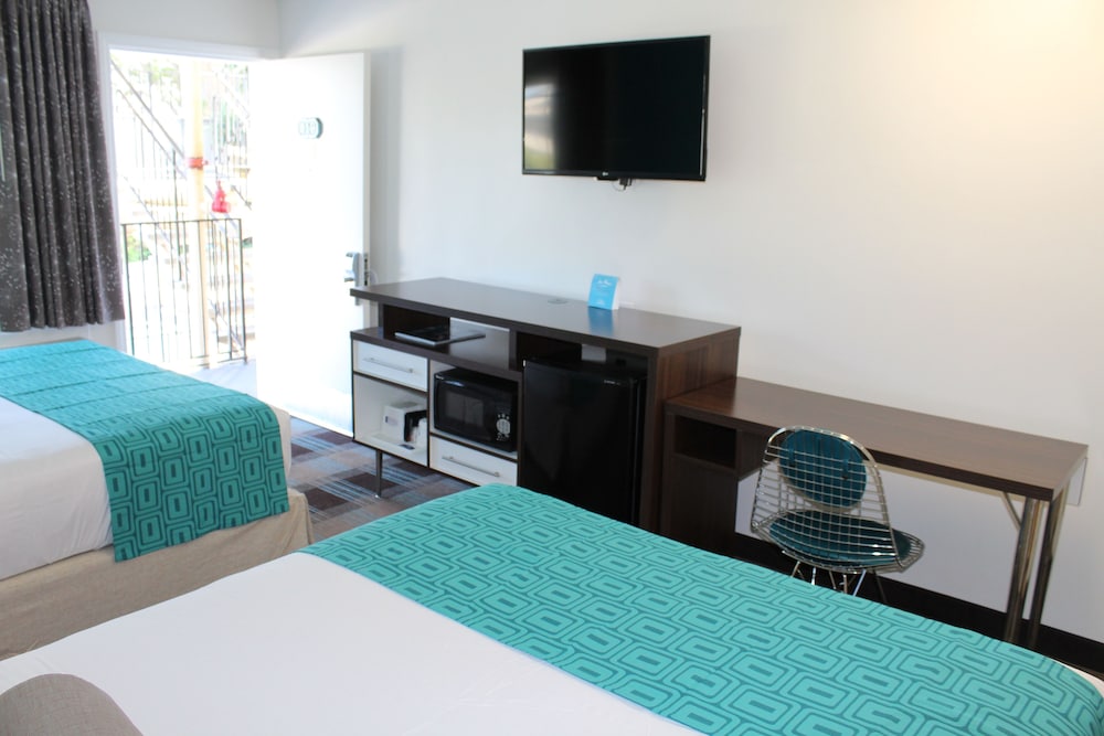 Howard Johnson by Wyndham San Diego Hotel Circle - photo 7