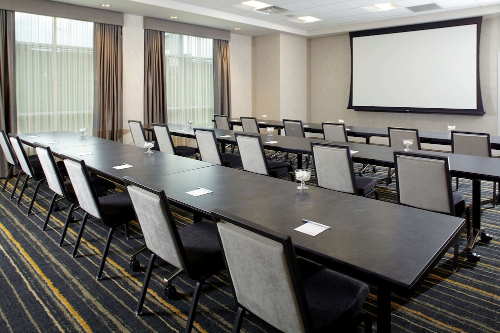 Hampton Inn & Suites Pittsburgh Airport South Settlers Ridge - photo 29