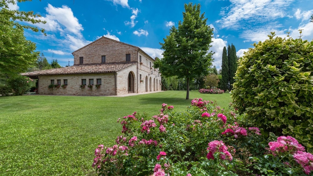 Villa Ambrah 12&1 Emma Villas — 4-Star Luxury Hotel in Macerata, Italy