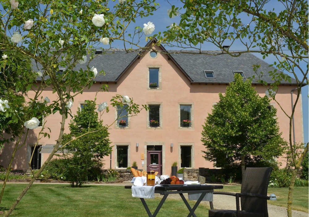 HÔTEL LA FERME DE BOURRAN RODEZ parking privé avec bornes pour voitures électriques in Rodez, France