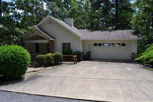 8 Alarcon Way — hotel in Hot Springs Village