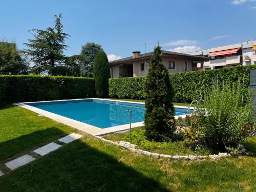 Apartment Cornicello with pool by Glam — 4-Star Luxury Hotel in Bardolino, Italy