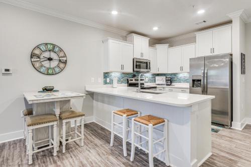 Gorgeous Calabash Condo with Balcony and Pool Access — 4-Star Luxury Hotel in Calabash, United States