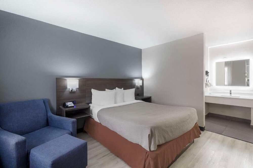 Downtown Inn & Studio Suites - photo 6