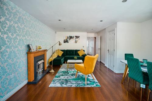 Cherish Stays spacious & amazing 3 Bed House in Hayes & Heathrow — 4-Star Luxury Hotel in West Drayton, United Kingdom