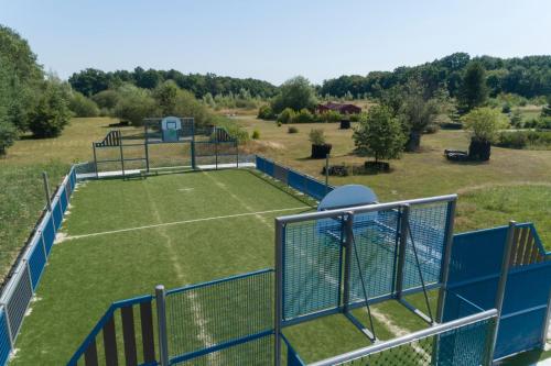 Les Cabanes Parisiennes Chalets 1h30 from Paris 62P — hotel in Sainte-Genevieve-Des-Bois