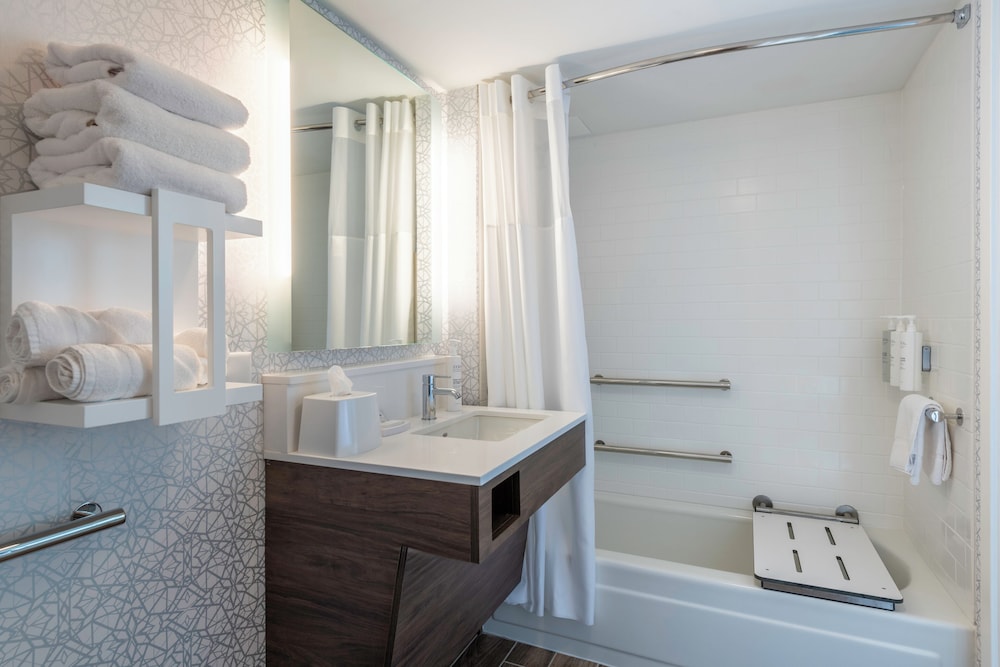 Hampton Inn by Hilton Manchester - photo 28