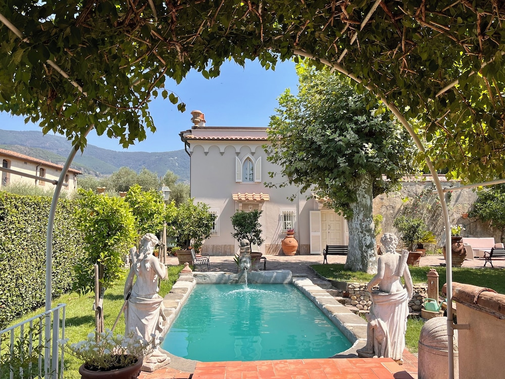 B&B Ninfeo dell' Arancera — 4-Star Luxury Hotel in Calci, Italy