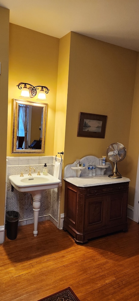 Oaklawn Inn Llc - photo 37