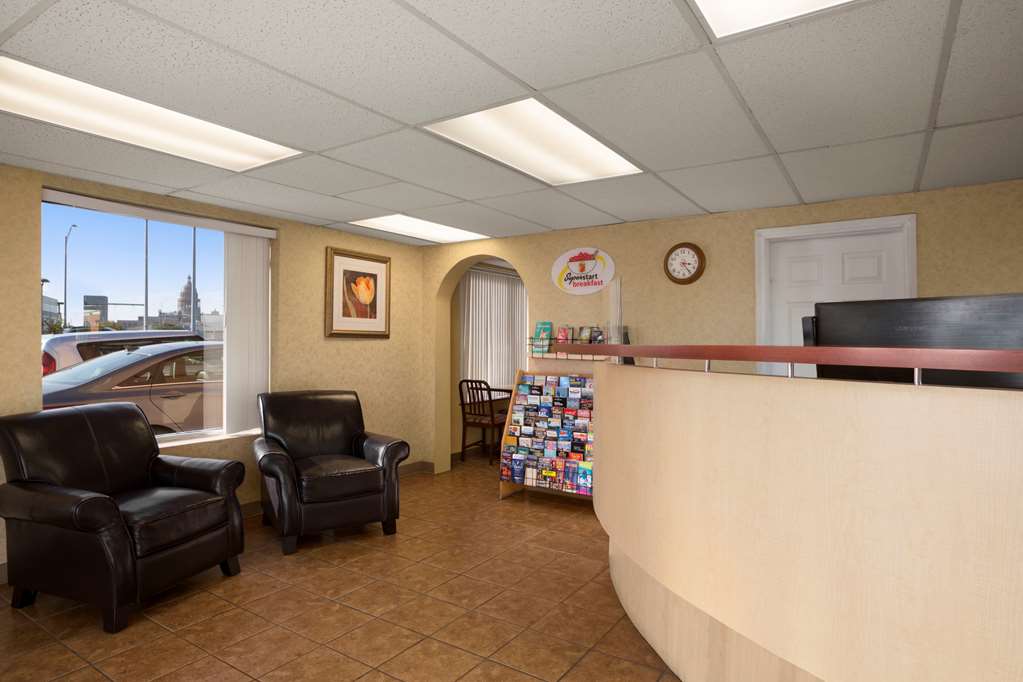 Super 8 by Wyndham Austin Downtown Capitol Area - photo 5