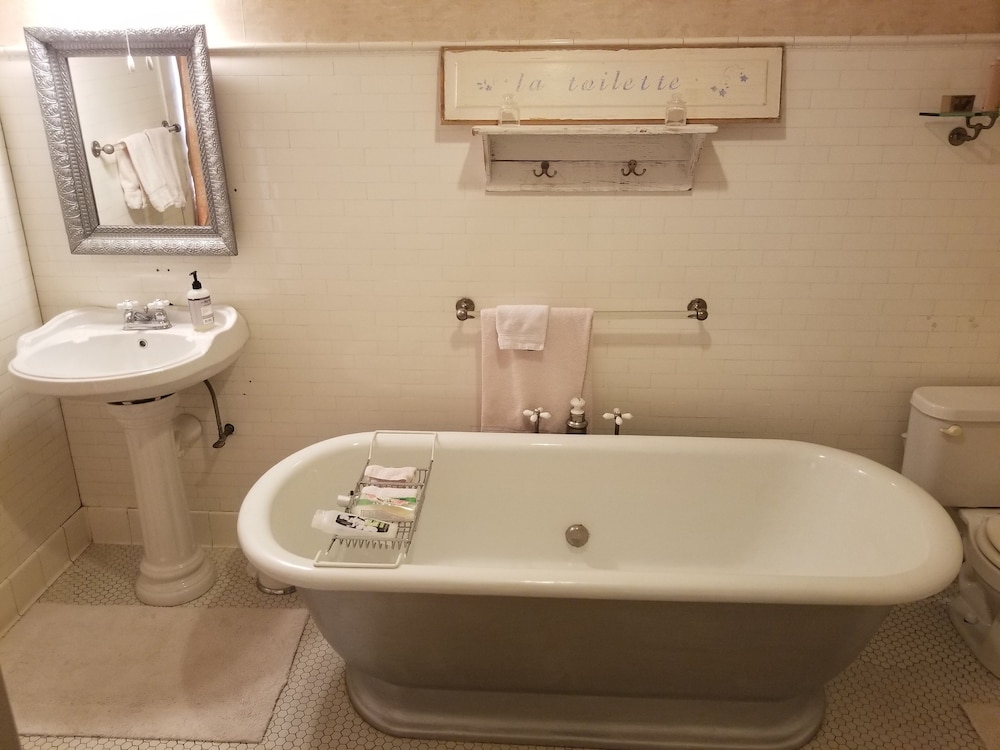 Historic Victorian Inn - photo 49