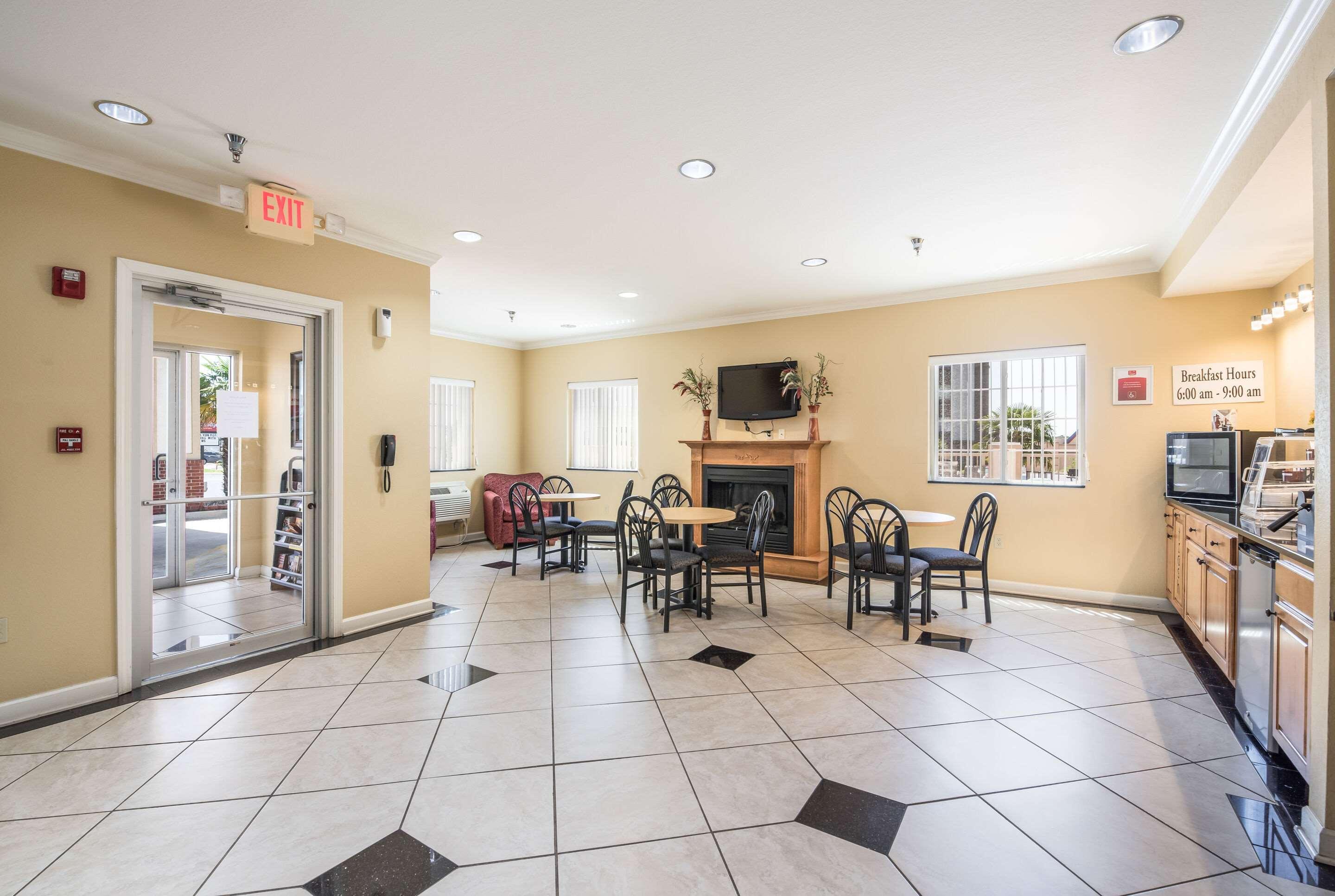 Bryant Inn & Suites - photo 18