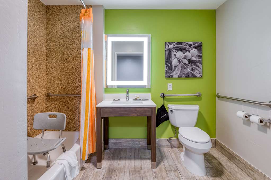 La Quinta Inn & Suites by Wyndham Visalia Sequoia Gateway - photo 31