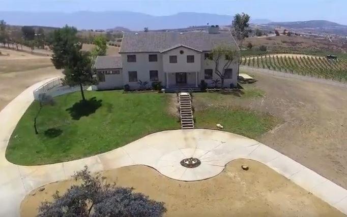 Mansion On The Hill Let 4 Rooms 5th Cost Extra — Hemet