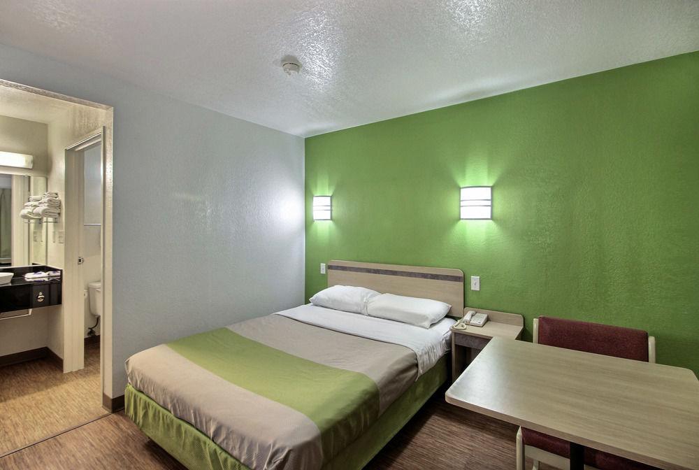 Motel 6 Milwaukee West Brookfield - photo 15