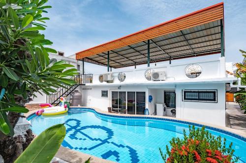 Deluxe 3 bedrooms Villa with fancy pool in downtown Pattaya — 4-Star Luxury Hotel in Pattaya, Thailand
