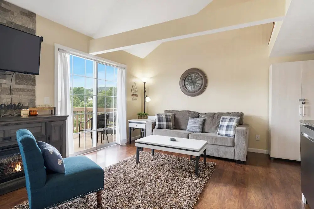 Pondside Paradise Retreat — 4-Star Luxury Hotel in Branson, United States