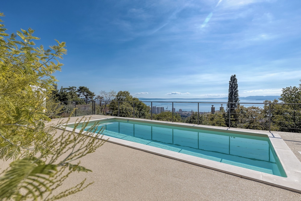 Pool And Garden Apartment Happy Sound — 4-Star Luxury Hotel in Rijeka, Croatia