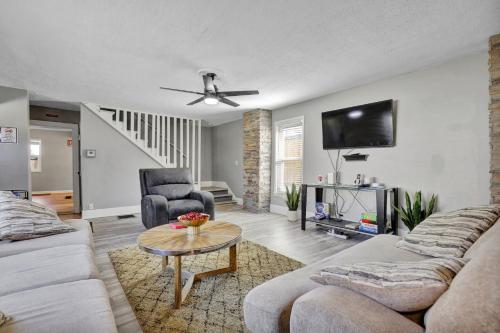 5 Bedroom 6 Bed Cozy and Spacious Home — 4-Star Luxury Hotel in Lansing, United States