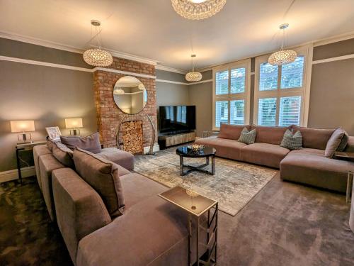 Robert Bolt House Free Parking 1 Minute to Metrolink — 4-Star Luxury Hotel in Sale, United Kingdom