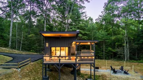 Modern Treehouse Cozy Hot Tub Views & Firepit — 4-Star Luxury Hotel in Sevierville, United States