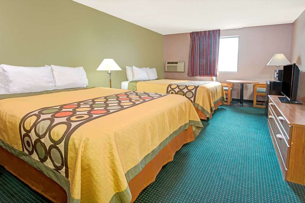Super 8 by Wyndham Eureka Six Flags Nearby - photo 7