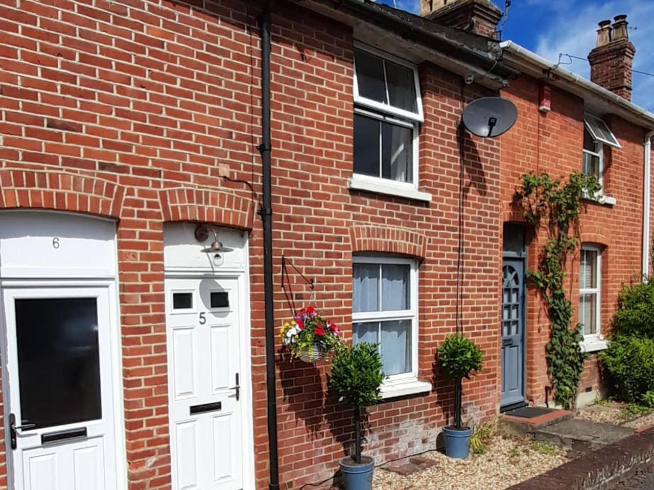 Willow Cottage — 4-Star Luxury Hotel in None, United Kingdom