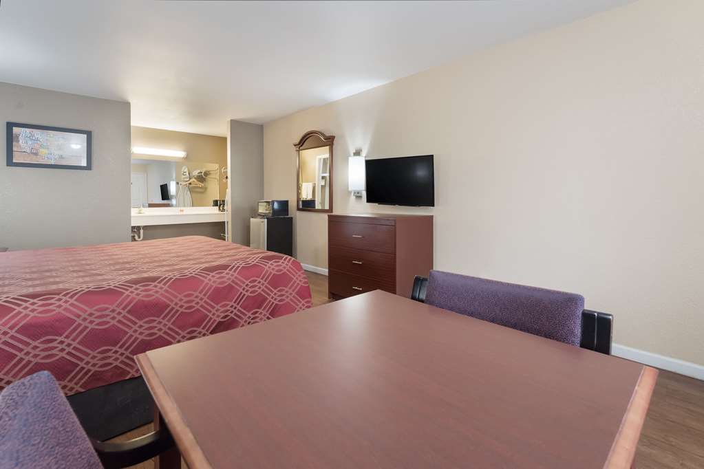 Econo Lodge Thomaston - photo 19