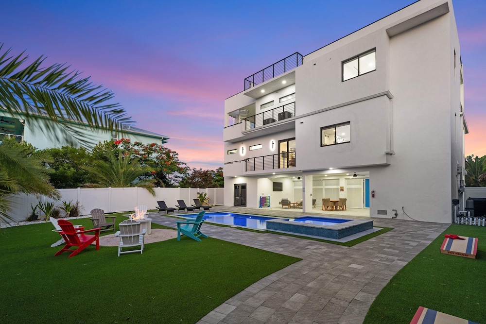 Ocean Muse Lux Waterfront Escape Pool Dock in Marathon, United States