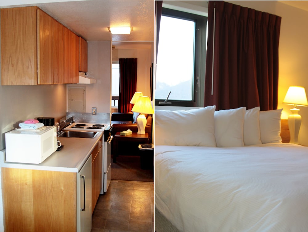 The Driftwood Hotel - photo 6