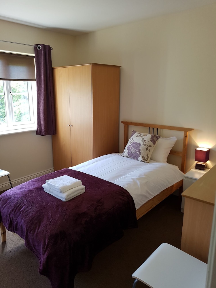 Livingston 4 Bedroom Townhouse — 4-Star Luxury Hotel in Livingston, United Kingdom