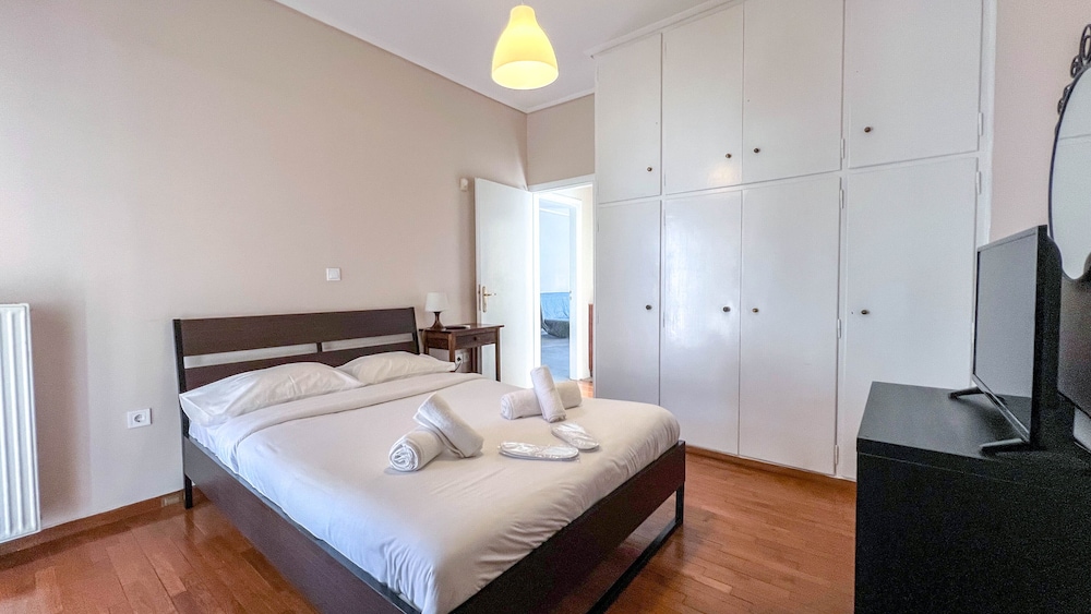 Alimos Sea View Family Apartment — 4-Star Luxury Hotel in Alimos, Greece