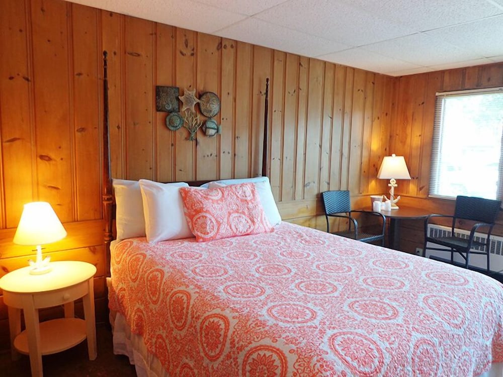 Town & Beach Motel - photo 12