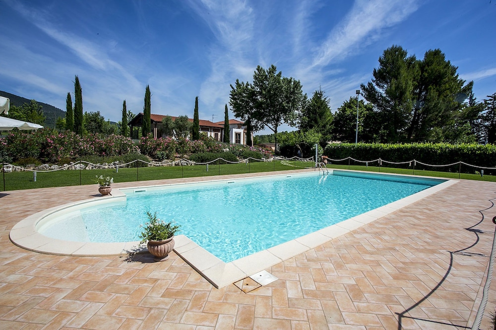 Agriturismo i Granai — 4-Star Luxury Hotel in Spoleto, Italy