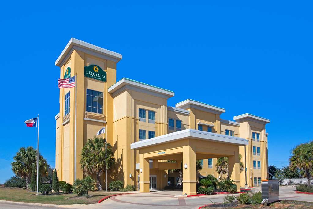 La Quinta Inn & Suites by Wyndham Pearsall - photo 4