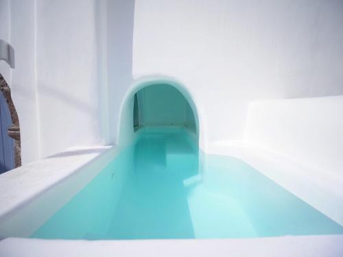 Oinos Luxury Suites in Oia, Greece