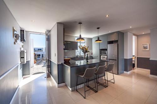 Stylishly Decorated Beachfront apartment w Inverter 202 Eden