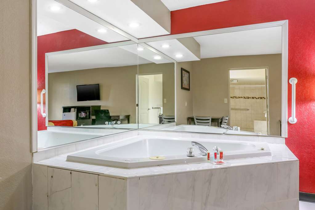 Econo Lodge Shorewood - photo 17