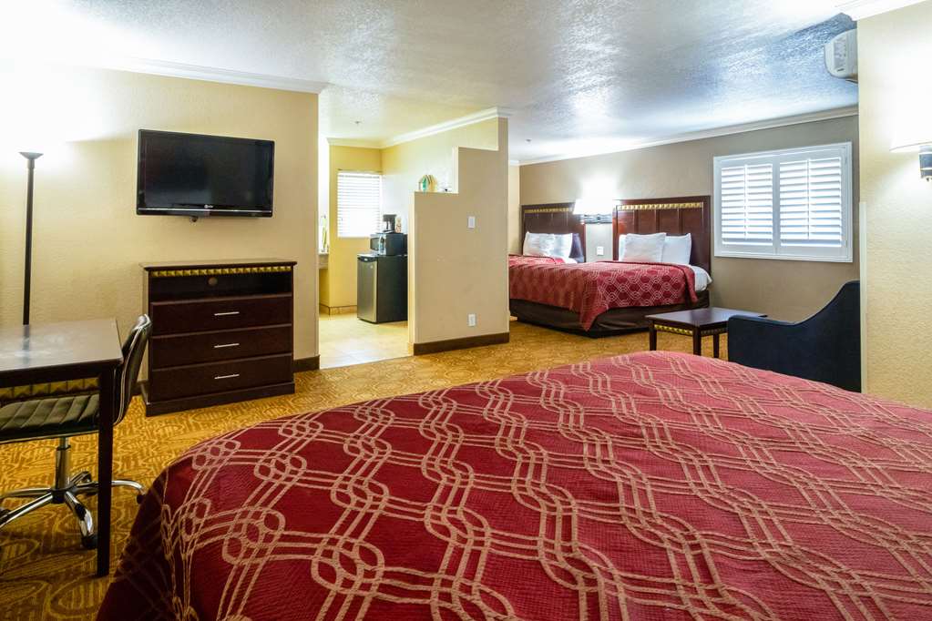 Econo Lodge Inn & Suites Fallbrook Downtown - photo 24