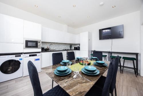 Beautiful 4 Bed Apartment in Shepherd's Bush — 4-Star Luxury Hotel in London, United Kingdom
