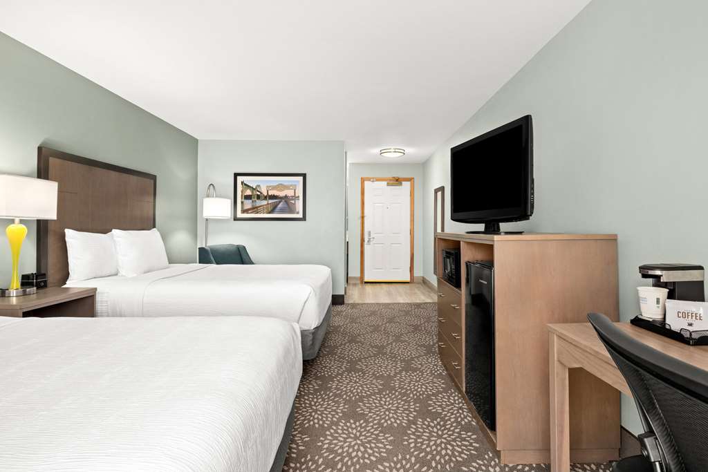 La Quinta Inn & Suites by Wyndham Newport - photo 16