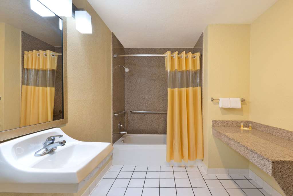 Days Inn by Wyndham Near Seaworld San Antonio - photo 8