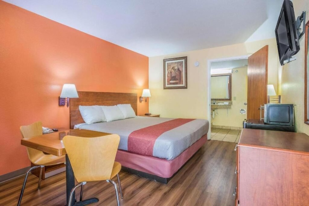 Rodeway Inn and Suites Macon - photo 8