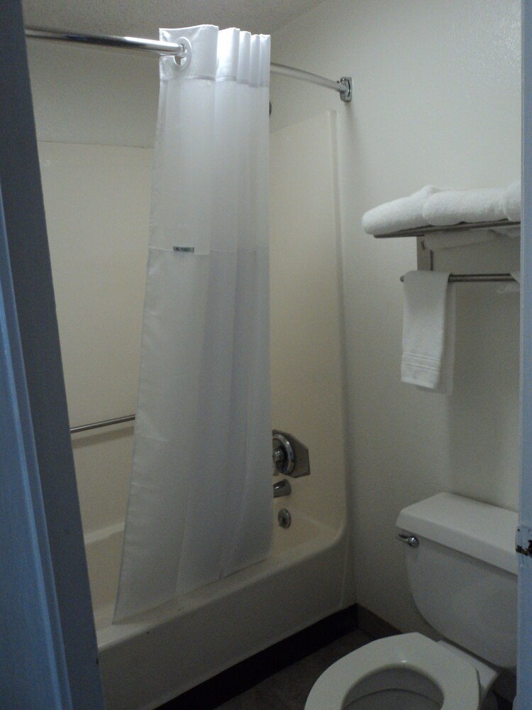 Super 8 by Wyndham Aberdeen Southern Pines - photo 17