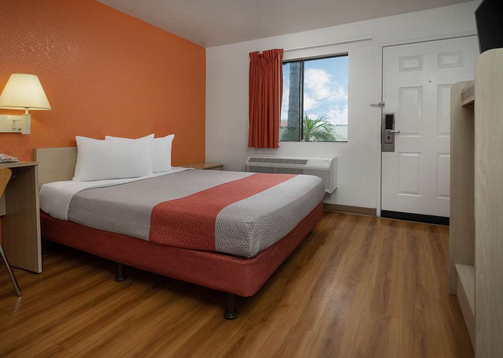 Motel 6 Buena Park CA Knotts Berry Farm Disneyland - photo 13