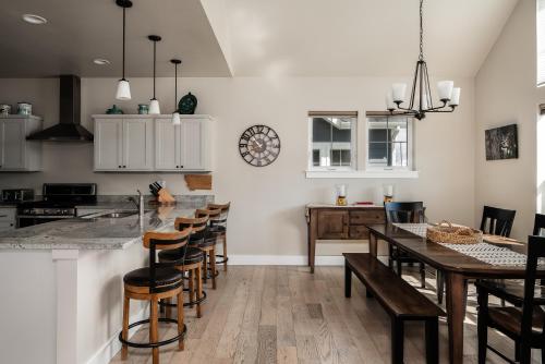Southbridge Cottage: Cozy and Modern Home — 4-Star Luxury Hotel in Bozeman, United States