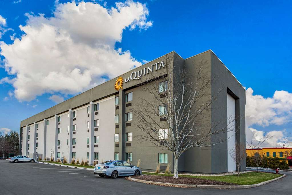 La Quinta Inn & Suites by Wyndham Hartford Bradley Airport - photo 3