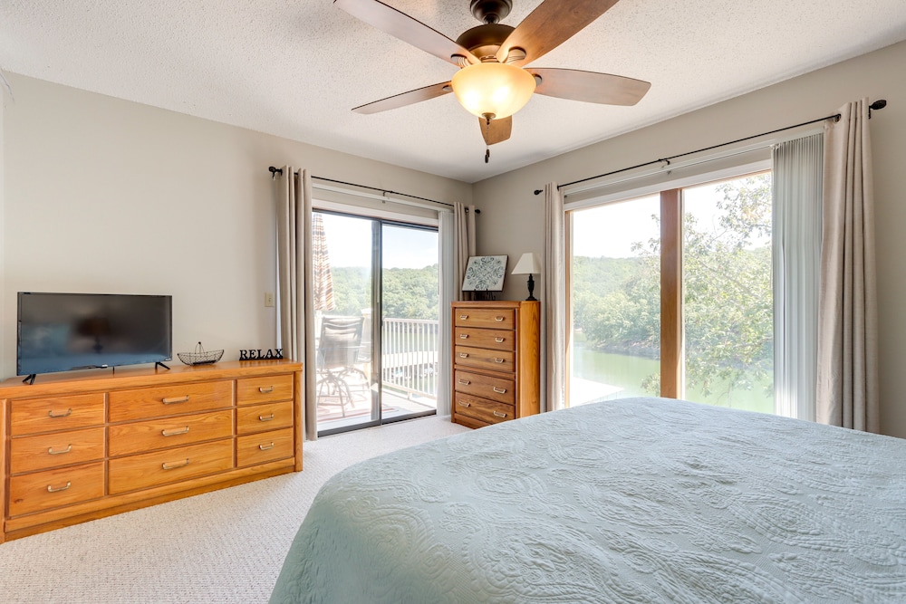 Walk to Pool Lake: Cozy Osage Beach Condo — 4-Star Luxury Hotel in Osage Beach, United States