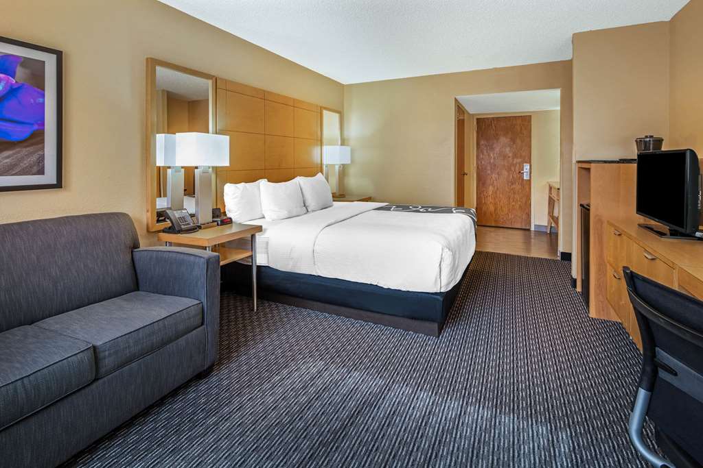 La Quinta Inn & Suites by Wyndham Naples Downtown - photo 15