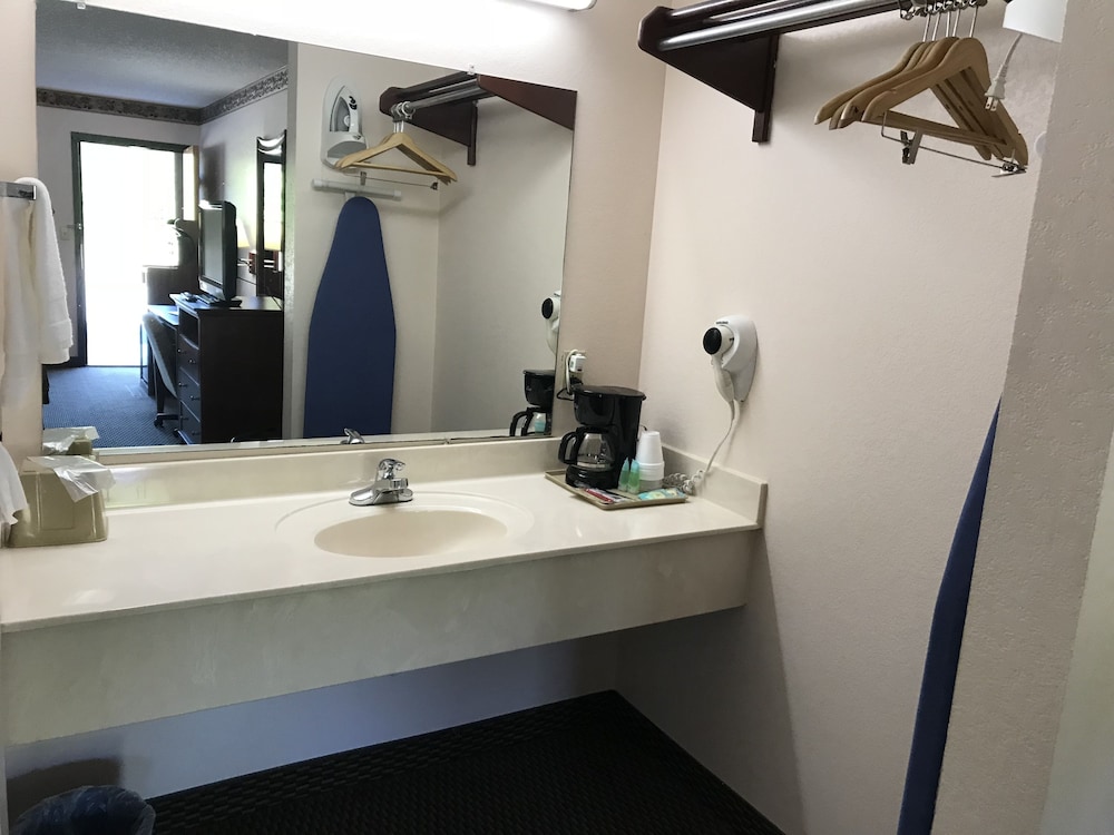 Clairmont Inn & Suites Warren - photo 5